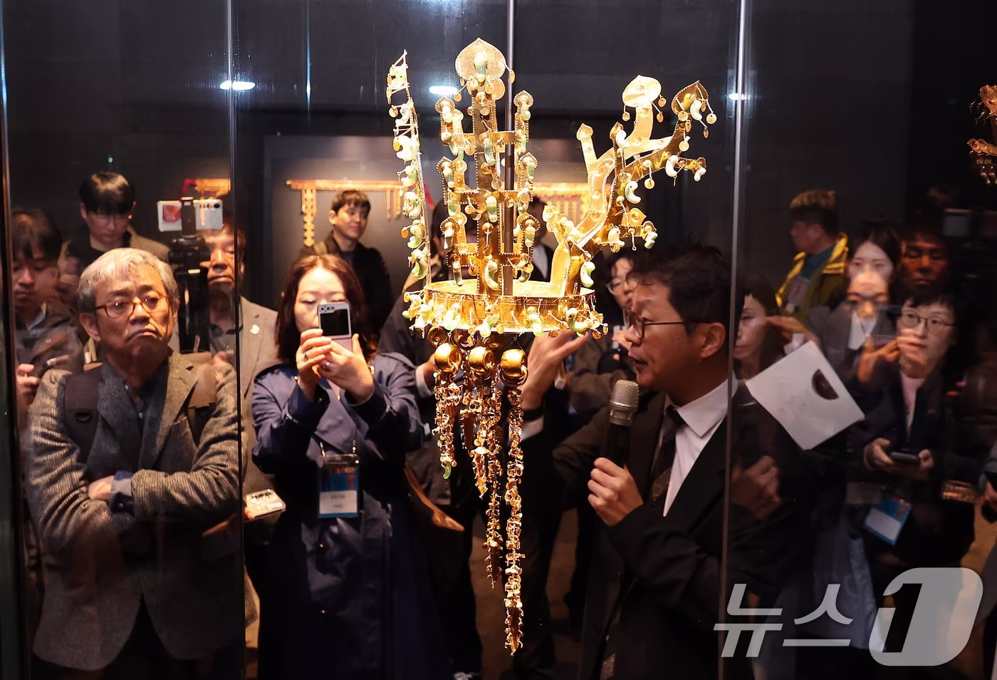 경북도는 21일 올해를 문화와 관광을 통해 세계와 소통하고 재난 속에서도 지역을 회복시킨 해법을 제시한 '문화로 성장하는 경북'의 가능성을 보여준 해로 평가했다. 사진은 지난 10월 아시아태평양경제협력체 정상회의 기간 국립경주박물관 신라역사관에서 열린 '신라 금관, 권력과 위신' 특별전 미디어데이. (사진은 기사 내용과 무관함) 2025.10.27/뉴스1 ⓒ News1 박지혜 기자