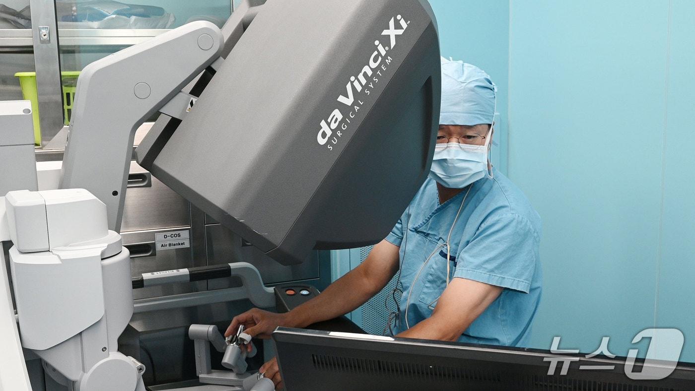 김관우 동아대병원 간담췌외과 교수가 수술로봇을 활용해 유문보존췌십이지장절제술을 시연하고 있다.&#40;동아대병원 제공. 재판매 및 DB 금지&#41;