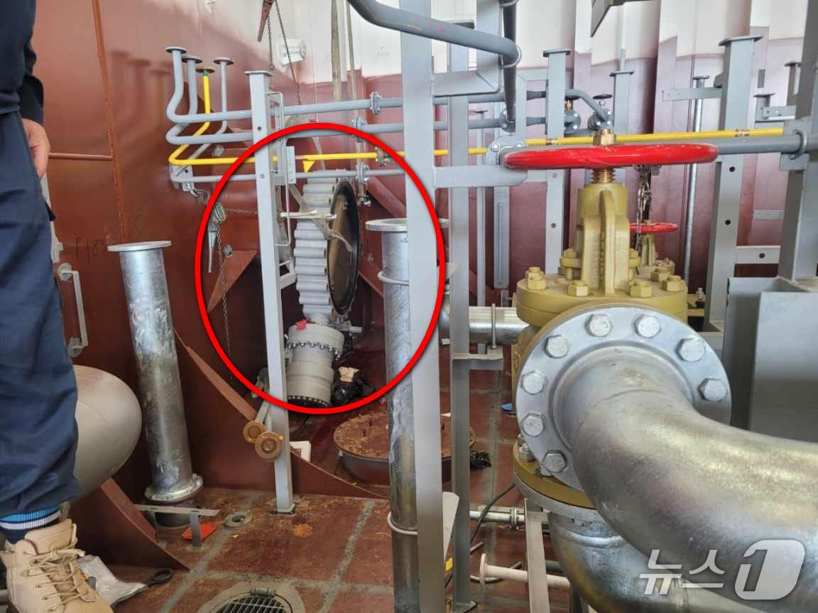 본문 이미지 - 27일 부산 사하구 선박제조회사서 추락한 밸브.(사하경찰서 제공. 재판매 및 DB 금지)