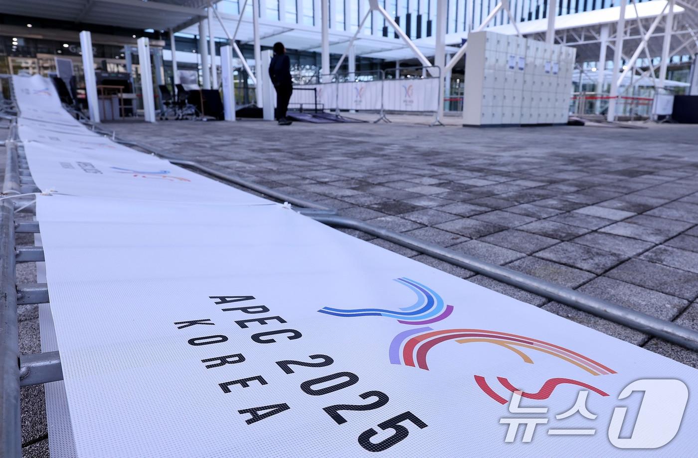 본문 이미지 - 2025 경주 아시아태평양경제협력체(APEC) 정상회의 주간 시작 첫날인 27일 경북 경주화백컨벤션센터(HICO) 입구에서 관계자들이 막바지 준비로 분주한 모습이다. 2025.10.27/뉴스1 ⓒ News1 박지혜 기자