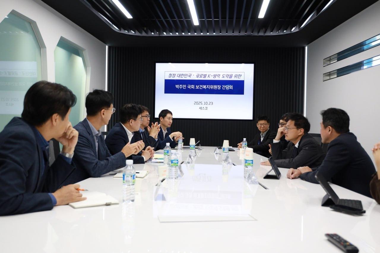 본문 이미지 - 더불어민주당 소속 박주민 국회 보건복지위원장이 지난 23일 방역 전문업체 세스코를 방문해 최근 급증하는 서울시 쥐 출몰 민원을 점검하고 쥐 개체수 증가의 주요 원인과 도시, 기후 환경에 대응한 정책방향을 논의했다.&#40;세스코 제공&#41;