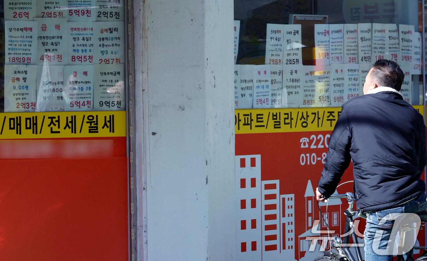 서울 중랑구의 한 공인중개사 사무소에 매매 매물 시세표가 붙어있다. &#40;자료사진&#41; /뉴스1 ⓒ News1 박정호 기자