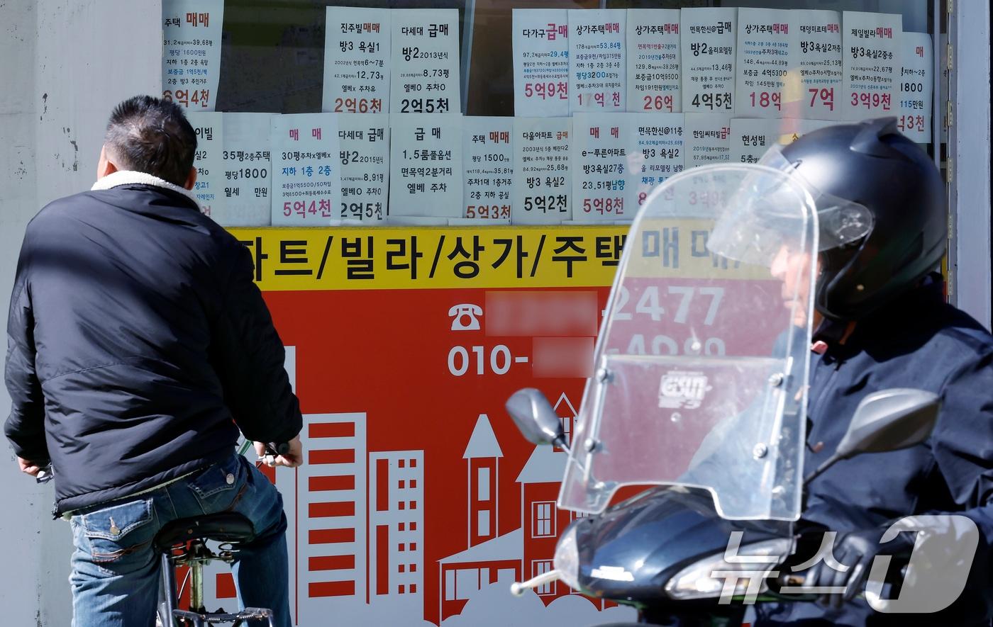 대출규제를 비롯해 서울 전역이 토지거래허가구역으로 확대돼 '실거주 의무' 요건이 적용된 10·15 부동산 정책에 갭투자가 원천 차단되며 전세 매물이 급감한 것으로 나타난 가운데 27일 서울 중랑구의 한 공인중개사 사무소에 매매 매물 시세표가 붙어있다. 2025.10.27/뉴스1 ⓒ News1 박정호 기자