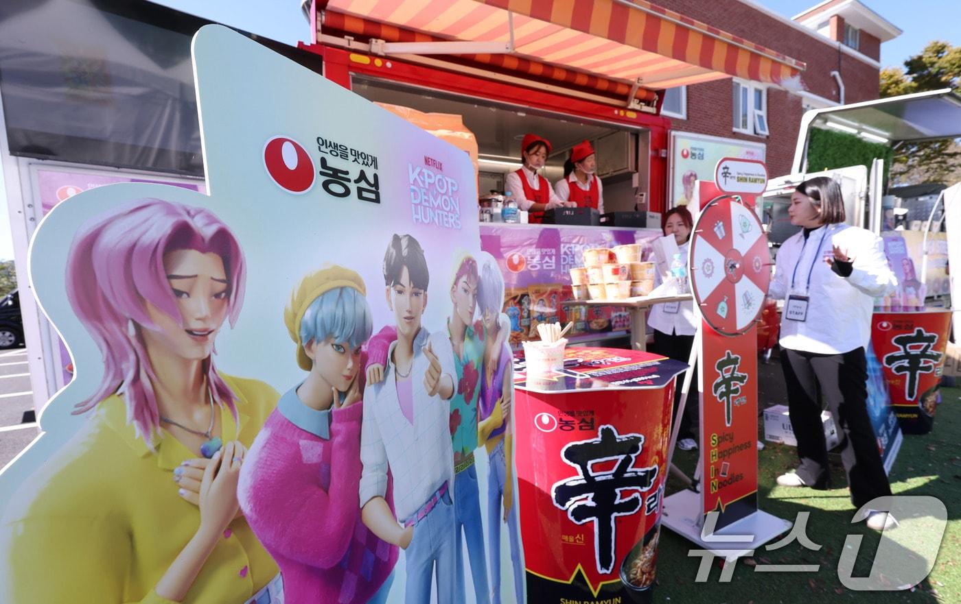 2025 경주 아시아태평양경제협력체(APEC) 정상회의 주간 시작 첫날인 27일 경북 경주 APEC 국제미디어센터 인근 K-푸드 홍보관에 마련된 농심 부스가 외국인 방문객을 맞이하기 위한 막바지 준비로 분주한 모습을 보이고 있다. 2025.10.27/뉴스1 ⓒ News1 박지혜 기자