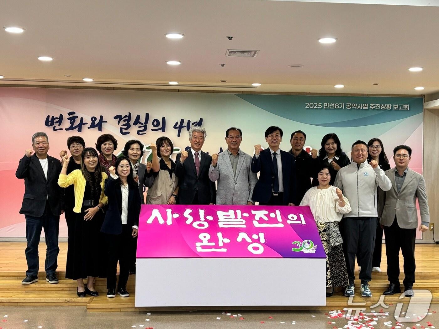 본문 이미지 - 부산 사상구 민선8기 공약사업 추진상황 보고회에서 조병길 사상구청장(왼쪽에서 열 번째)와 참가자들이 기념사진을 찍고 있다.(사상구 제공. 재판매 및 DB 금지)