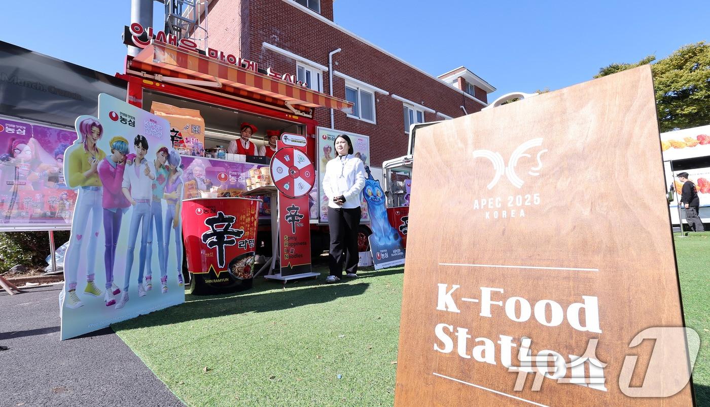 2025 경주 아시아태평양경제협력체(APEC) 정상회의 주간 시작 첫날인 27일 경북 경주 APEC 국제미디어센터 인근 K-푸드 홍보관에 마련된 농심 부스가 외국인 방문객을 맞이하기 위한 막바지 준비로 분주한 모습을 보이고 있다. 농심은 APEC 기간동안 ‘케이팝 데몬 헌터스’ 콘셉트로 꾸민 ‘라면 트럭’에서 신라면 시식을 준비했다. 2025.10.27/뉴스1 ⓒ News1 박지혜 기자