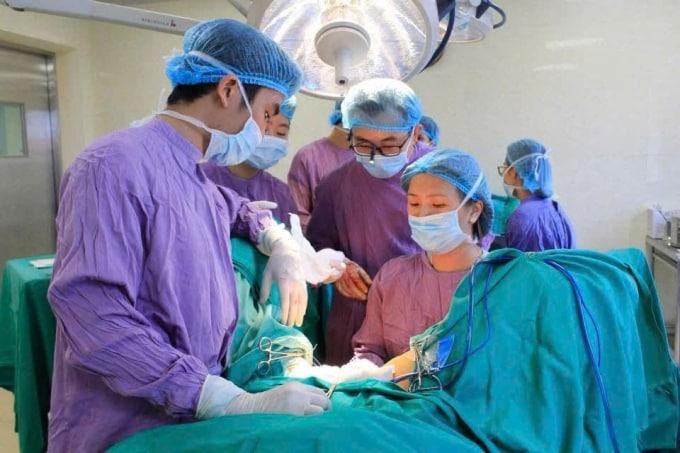 본문 이미지 -  안드로겐불감증후군 환자 수술 장면(E병원 제공)