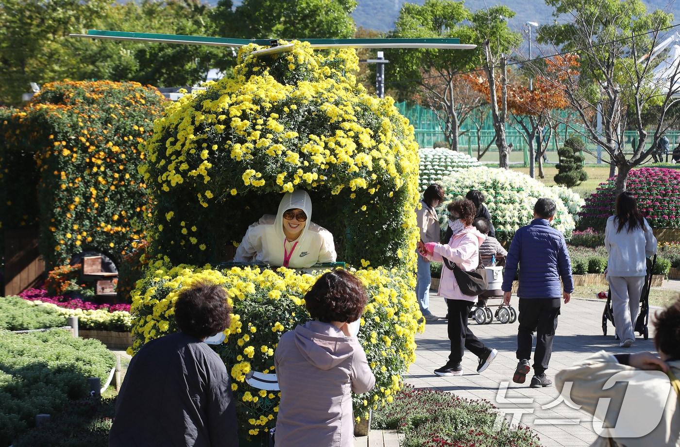 지난 10월27일 경남 양산 황산공원에서 열린 제21회 양산국화축제를 찾은 시민들이 국화꽃을 구경하며 가을 분위기를 즐기고 있다. 양산국화축제는 내달 9일까지 계속된다. 2025.10.27/뉴스1 ⓒ News1 윤일지 기자