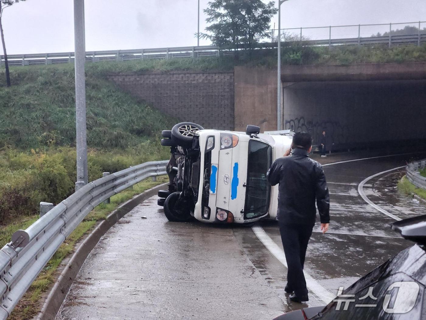 본문 이미지 - 사고 당사자 가족이 온라인커뮤니티 보배드림에 돌린 당시 사고 사진.&#40;동해해경청 제공, 재판매 및 DB 금지&#41; 2025.10.27/뉴스1