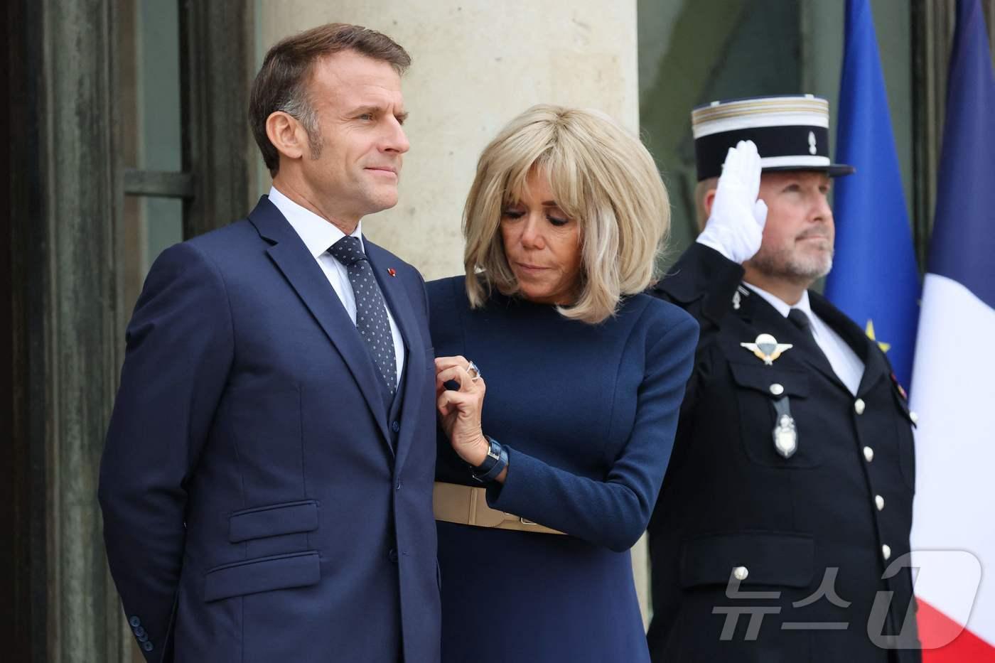 에마뉘엘 마크롱 프랑스 대통령(왼쪽)과 영부인 브리지트 마크롱이 지난 8일(현지시간) 프랑스 파리 엘리제궁에서 요르단 왕세자와의 회담을 앞두고 있다. 2025.10.08. ⓒ AFP=뉴스1 ⓒ News1 이정환 기자