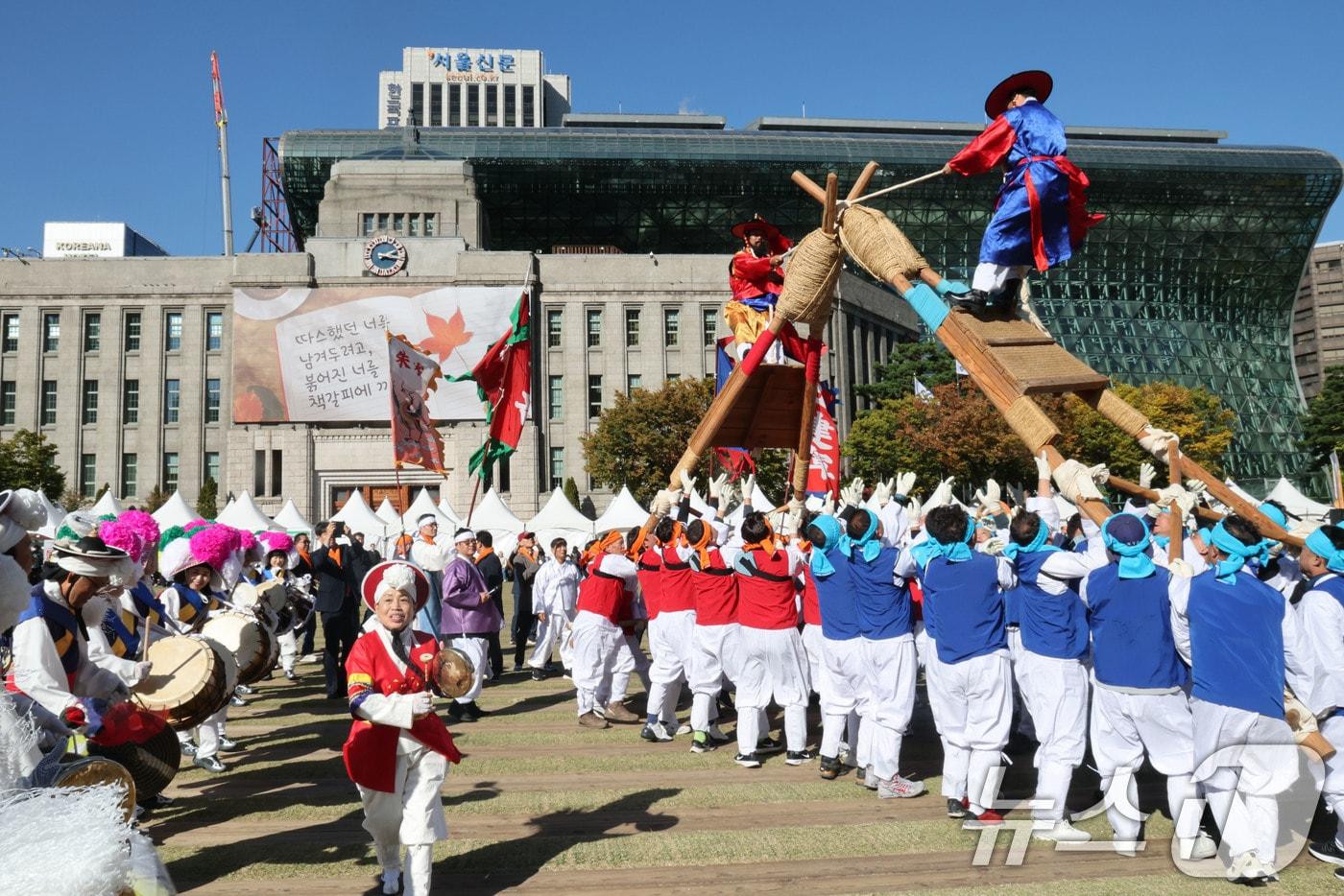 본문 이미지 - 경북 안동시는 23일 오는 26~28일 서울광장에서 농축특산물 직거래행사 ‘왔니껴 안동장터’를 열고 차전놀이와 탈놀이 댄스공연을 선보인다./뉴스1