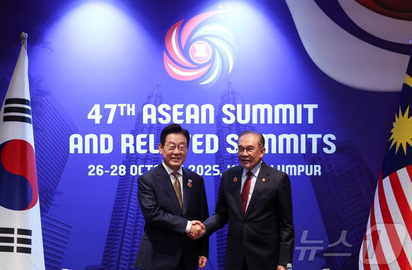 이재명 대통령과 안와르 이브라힘 말레이시아 총리가 27일(현지 시간) 말레이시아  컨벤션센터에서 열린 한-말레이시아 정상회담에서 악수하고 있다. ⓒ 로이터=뉴스1