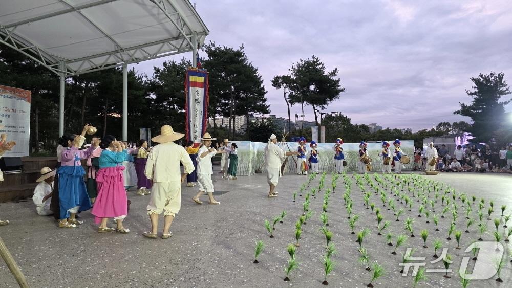 본문 이미지 - 제27회 경기도 민속예술제 고양시 출품작인 ‘고양들소리’ 공연 모습. &#40;고양시 제공, 재판매 및 DB금지&#41;