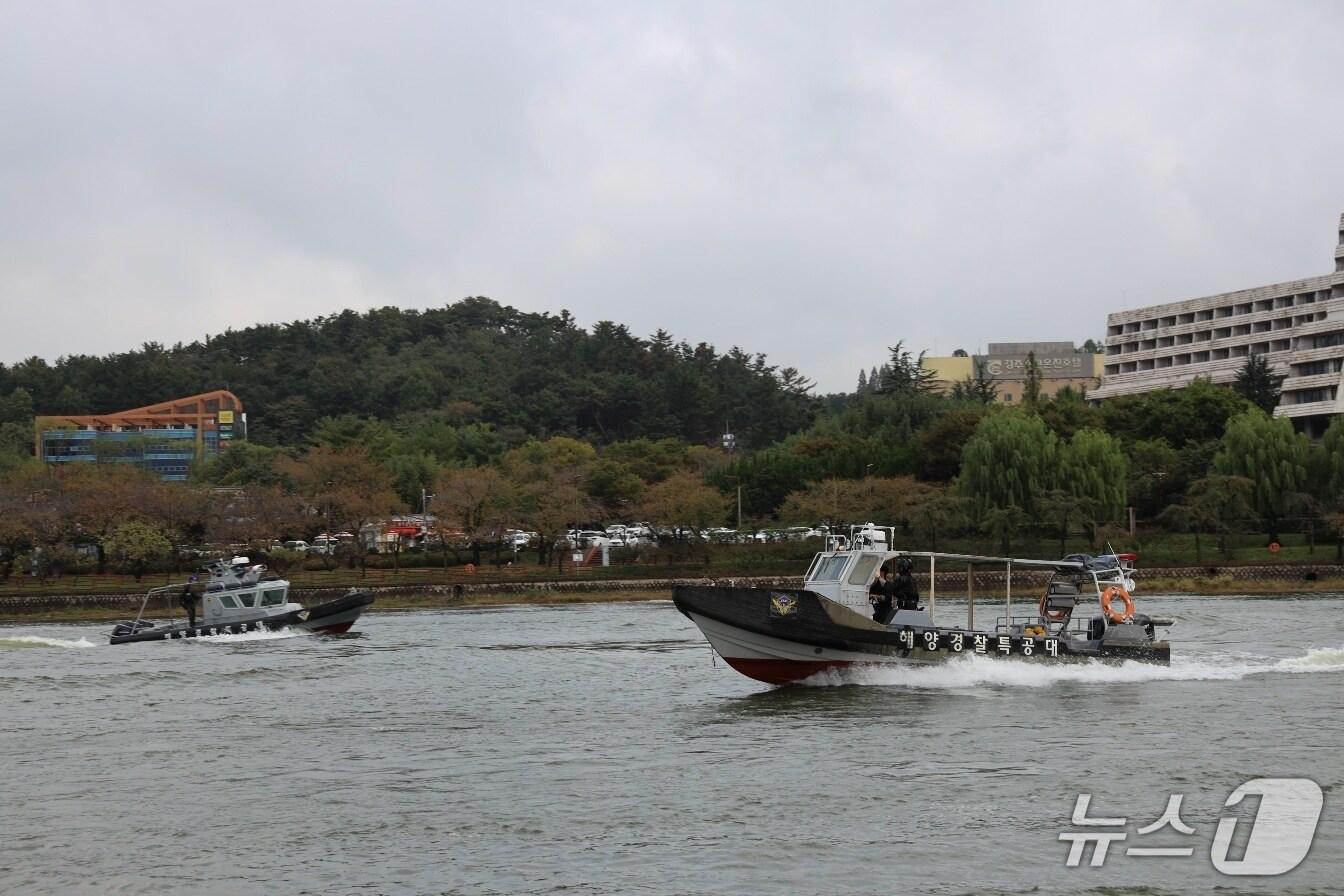 본문 이미지 - 경주 보문호에 뜬 특수기동정.(동해해경청 제공, 재판매 및 DB 금지) 2025.10.27/뉴스1