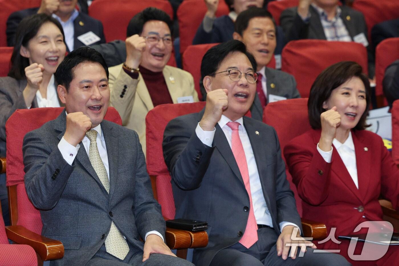장동혁 국민의힘 대표와 송언석 원내대표, 나경원 의원이 27일 서울 여의도 국회 의원회관에서 열린 국민의힘 전국 광역의원 및 강원도 기초의원 연수에서 파이팅을 외치고 있다. 2025.10.27/뉴스1 ⓒ News1 신웅수 기자