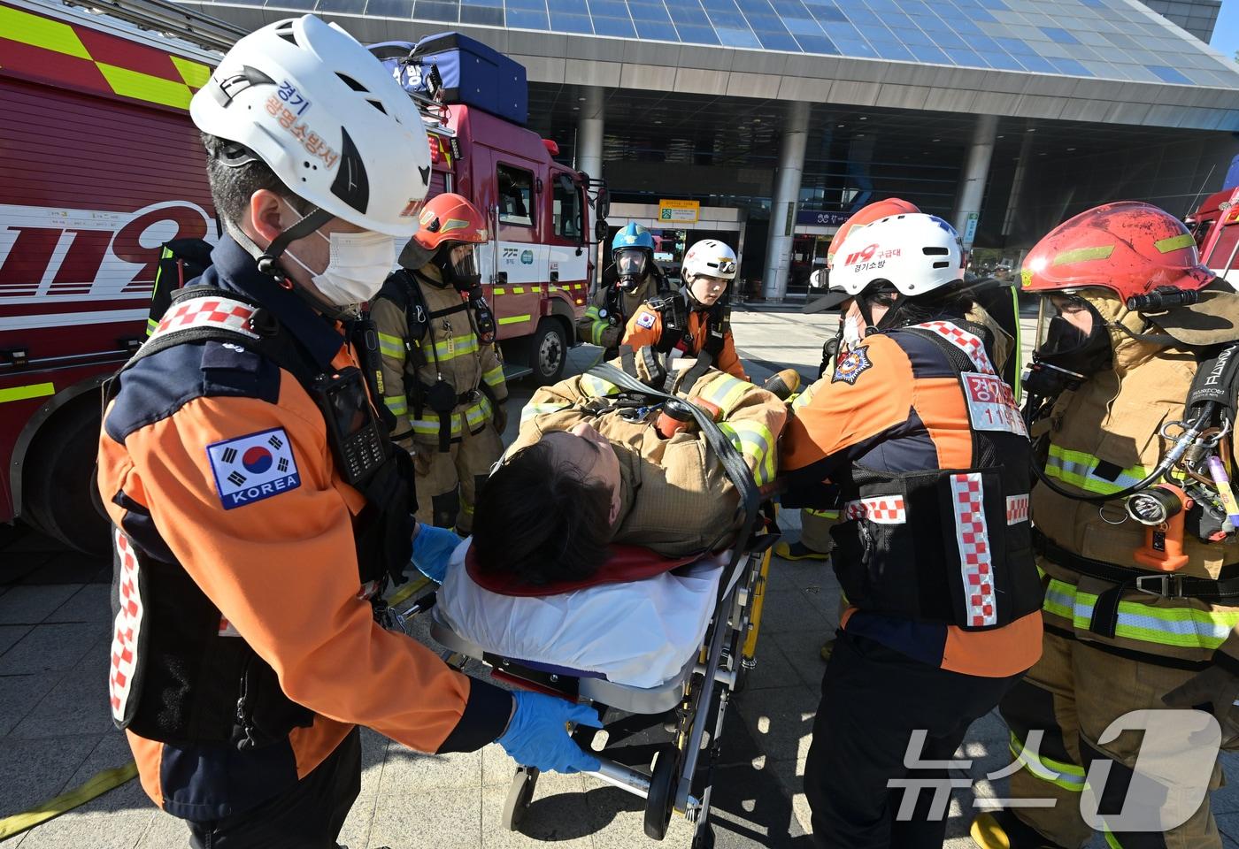 27일 오후 경기 광명시 하안동 광명시민체육관에서 열린 &#39;2025년 재난대응 안전한국훈련&#39;에서 훈련 참가자들이 다중밀집시설 대형화재를 가정한 훈련을 하고 있다. &#40;공동취재&#41; 2025.10.27/뉴스1 ⓒ News1 김영운 기자