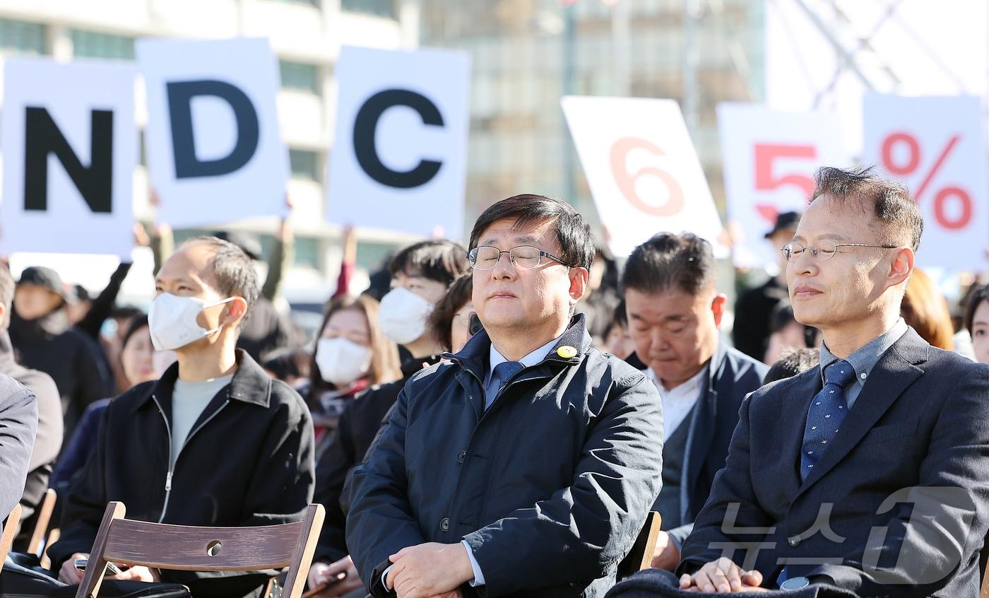 김성환 기후에너지환경부 장관이 서울 종로구 광화문광장에서 열린 제3회 지구하다 페스티벌 개막식에서 시민단체의 온실가스 감축목표(NDC) 상향 조정 기습시위를 마주치며 생각에 잠겨 있다. 2025.10.27/뉴스1 ⓒ News1 김진환 기자