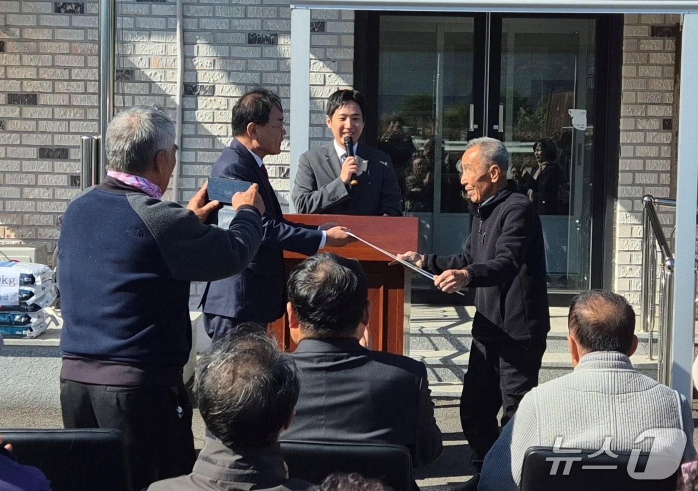 새마을금고중앙회 충북지역본부가 27일 충북 괴산군 불정면 요막경로당에 500만 원 상당의 생활가전 물품을 지원했다.(괴산군 제공, 재판매 및 DB금지)/뉴스1