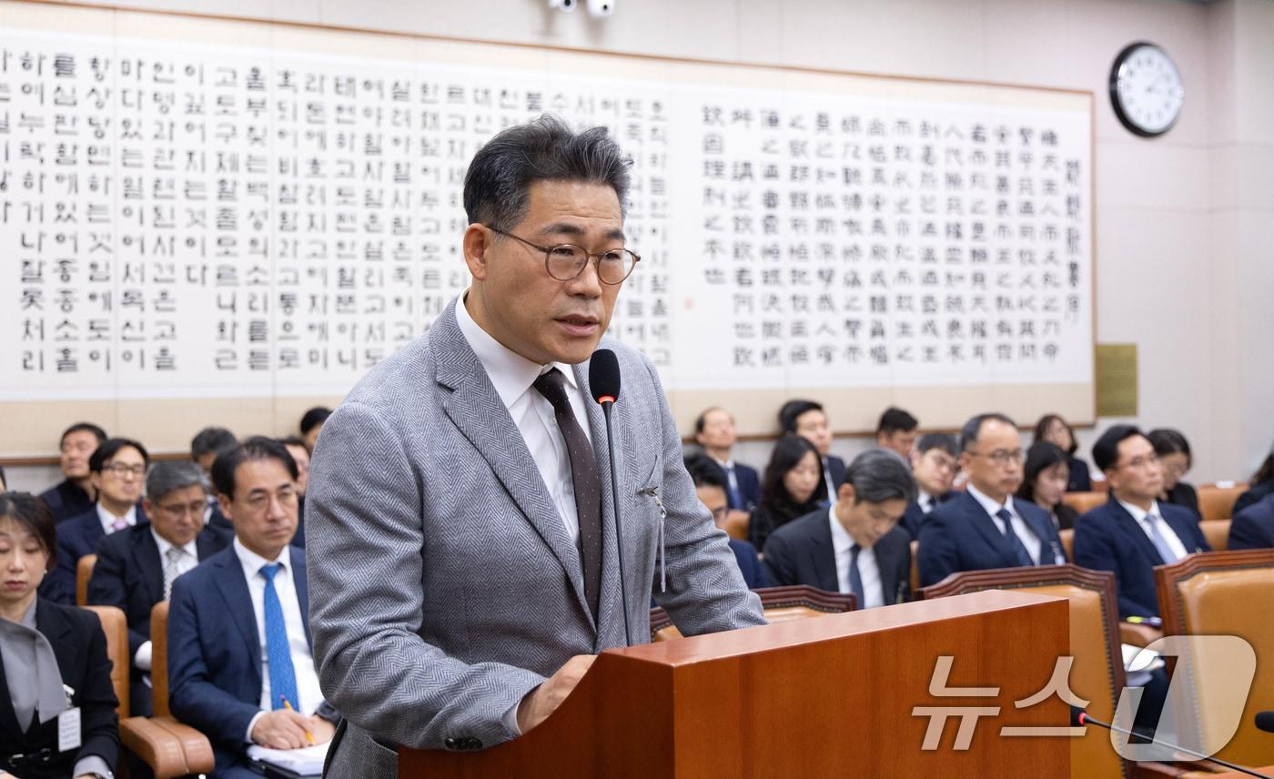 백해룡 경정이 서울 여의도 국회에서 열린 법제사법위원회 대검찰청 등에 대한 국정감사에 출석해 의원 질의에 답변하고 있다. 2025.10.27/뉴스1 ⓒ News1 이승배 기자