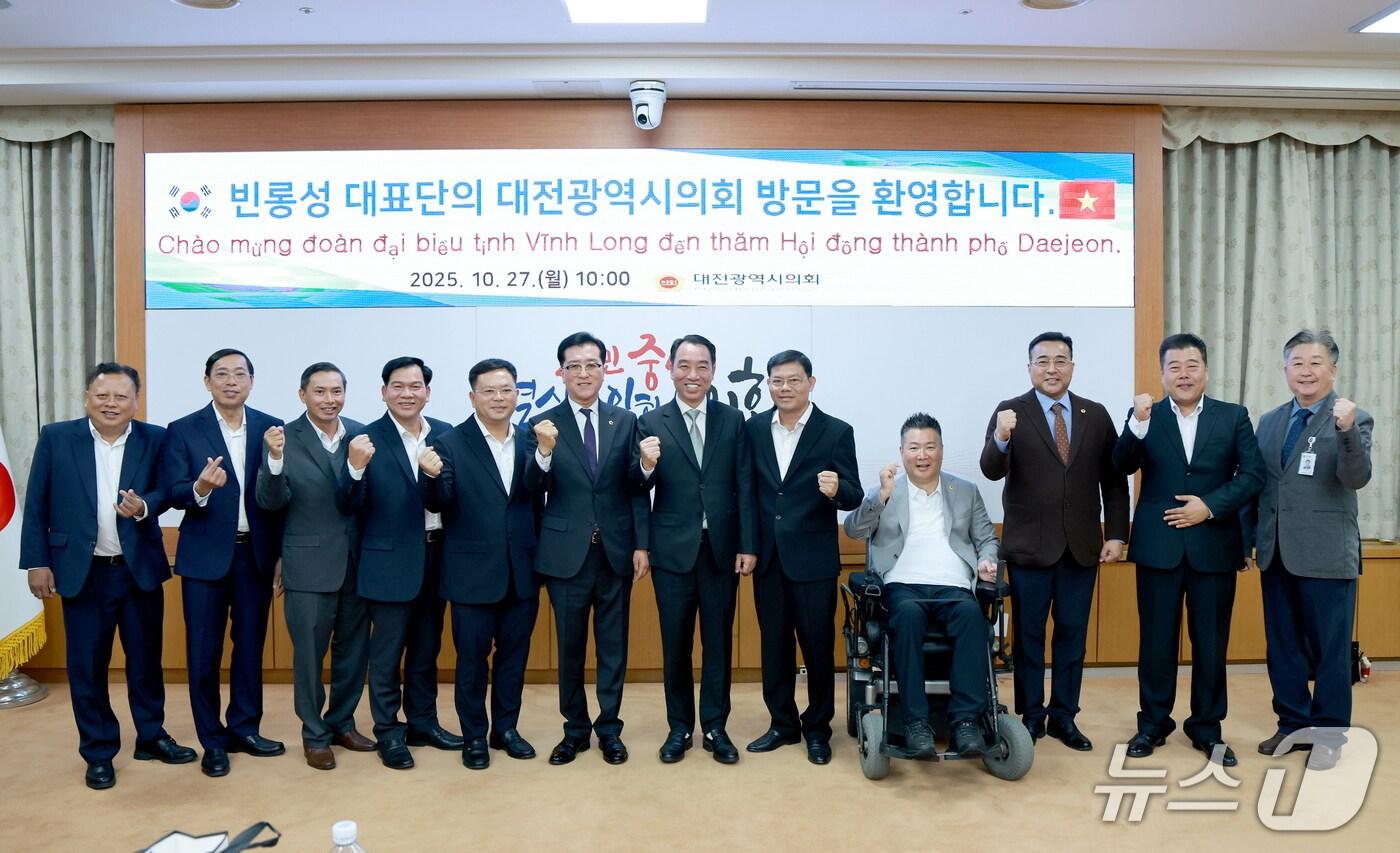 대전시의회는 27일 베트남 빈롱성 대표단과 교류 간담회를 가졌다. (대전시의회 제공)/ 뉴스1