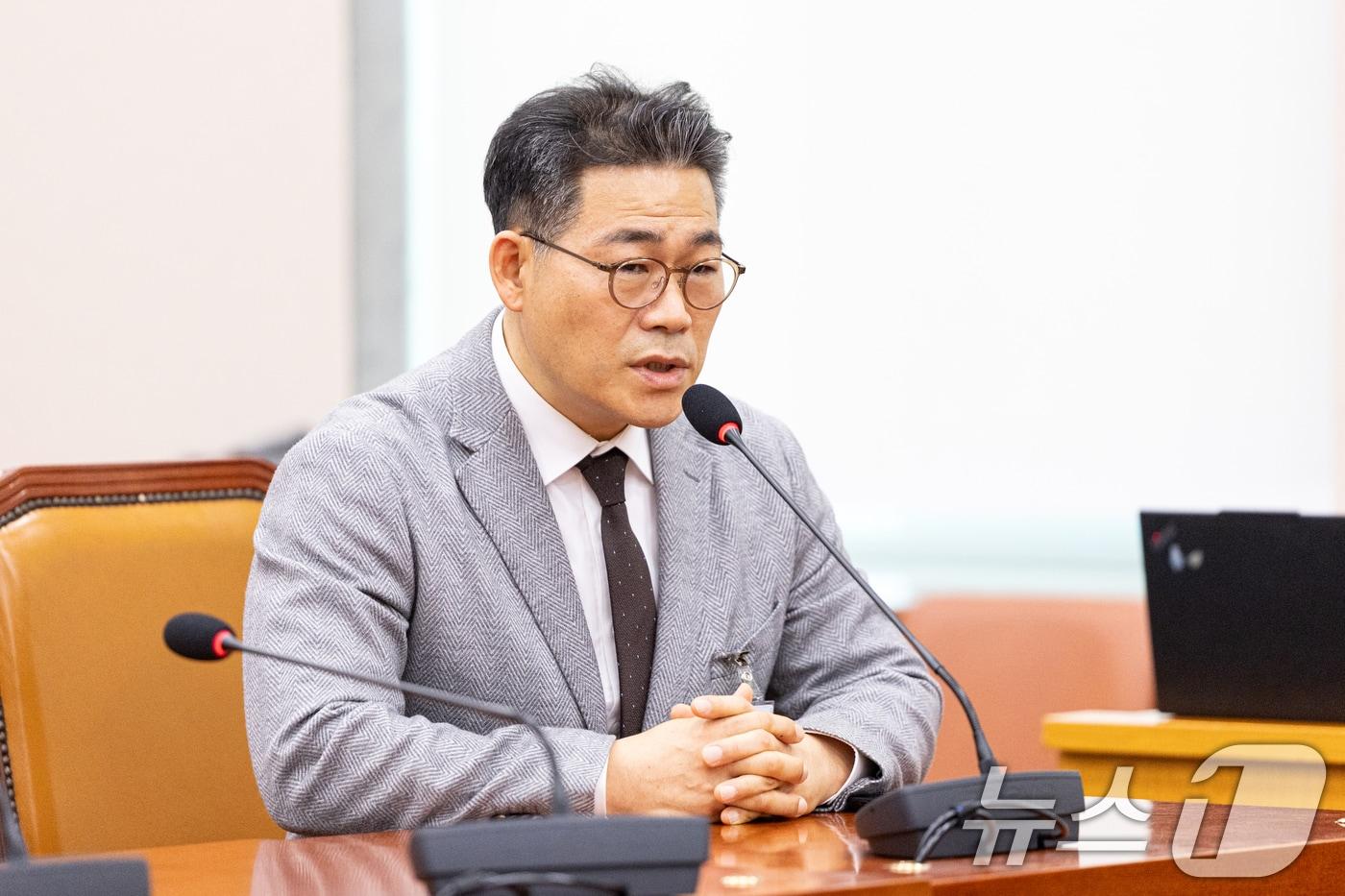 백해룡 경정이 서울 여의도 국회에서 열린 법제사법위원회 대검찰청 등에 대한 국정감사에 출석해 의원 질의에 답변하고 있다. 2025.10.27/뉴스1 ⓒ News1 이승배 기자