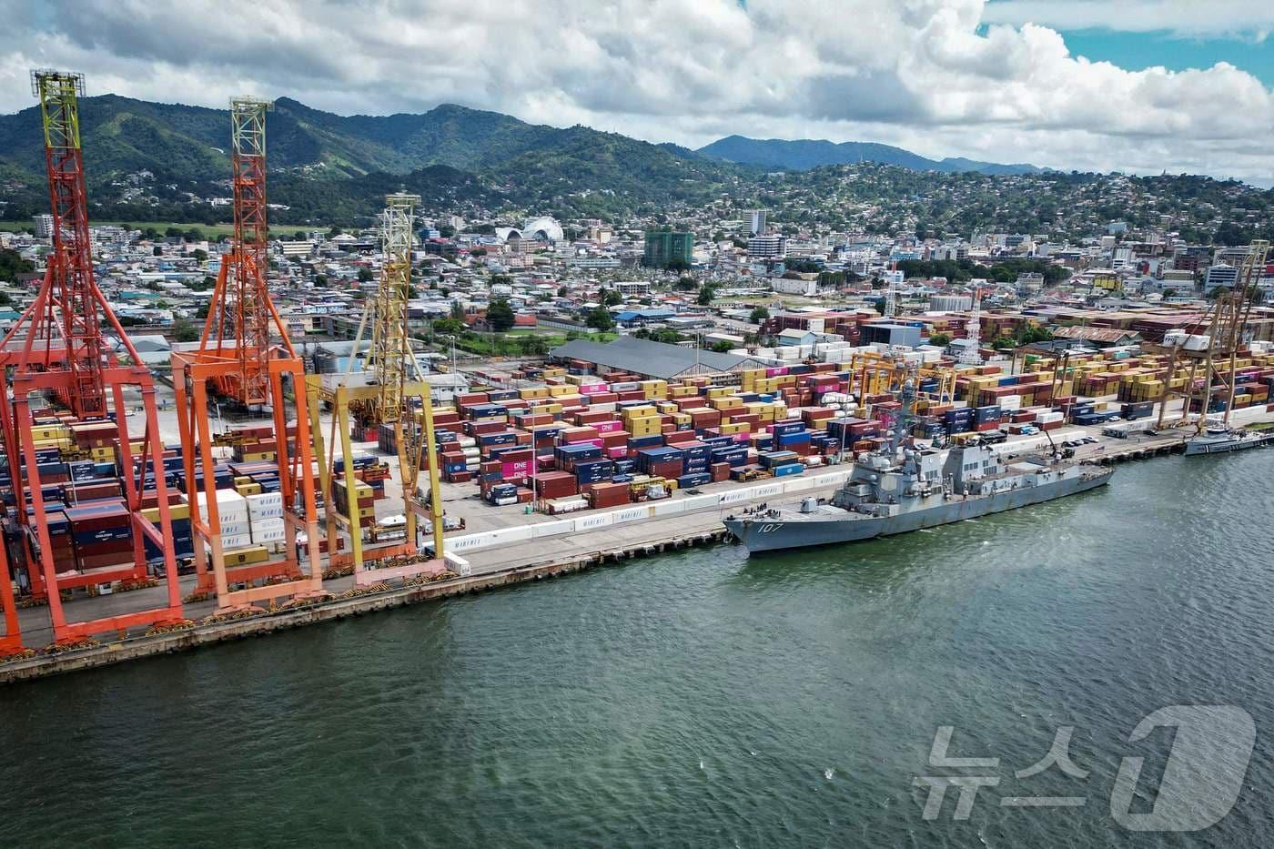 26일(현지시간) 포트오브스페인 항구에 정박한 USS 그래블리 군함의 항공 사진. 2025.10.26 ⓒ AFP=뉴스1 ⓒ News1 이정환 기자