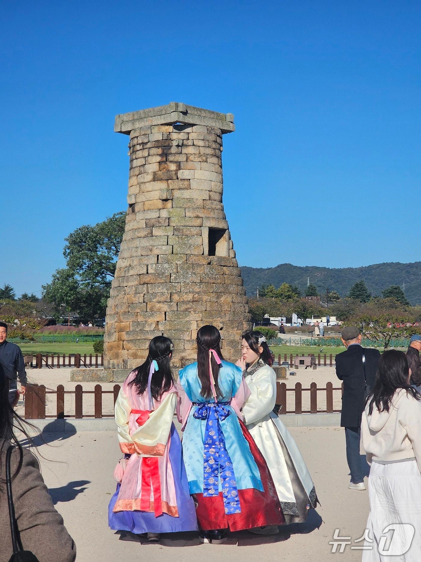 본문 이미지 - 경주 첨성대 앞에서 신라복을 입은 대학생들이 외국인 관광객들에 주목을 받고있다.(2025.10.27/뉴스1 신성훈기자