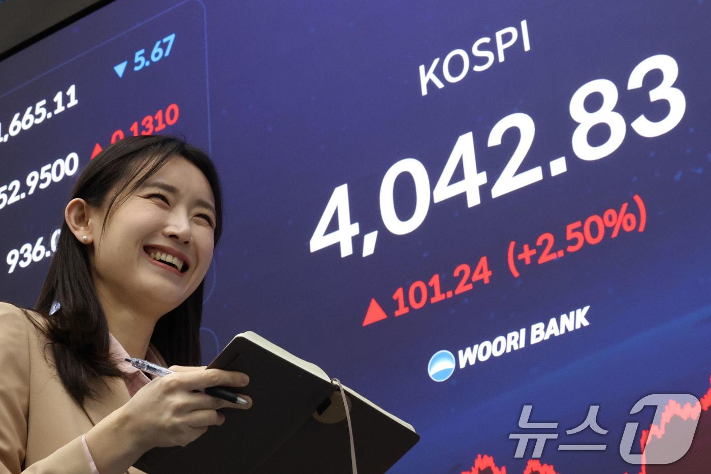 코스피 지수가 사상 첫 4000을 넘으며 종가 기준 최고치를 경신한 지난 27일 오후 서울 중구 우리은행 본점 딜링룸 전광판에 종가가 표시되고 있다. 이날 코스피는 전 거래일 대비 101.24포인트&#40;2.50%&#41; 상승한 4042.83으로 장을 마쳤다. 2025.10.27/뉴스1 ⓒ News1 이광호 기자