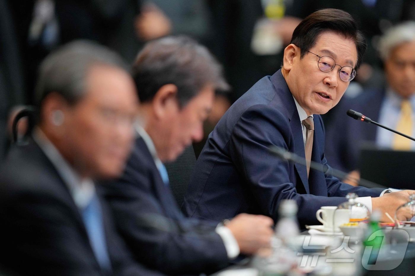 말레이시아 쿠알라룸푸르에서 열린 동남아시아국가연합&#40;ASEAN·아세안&#41;+3&#40;한·중·일&#41; 정상회의에 참석한 &#40;왼쪽부터&#41; 리창 중국 국무원 총리와 모테기 도시미쓰 일본 외무상이 이재명 대통령의 모두발언을 경청하고 있다. 2025.10.27 ⓒ AFP=뉴스1 ⓒ News1 김지완 기자