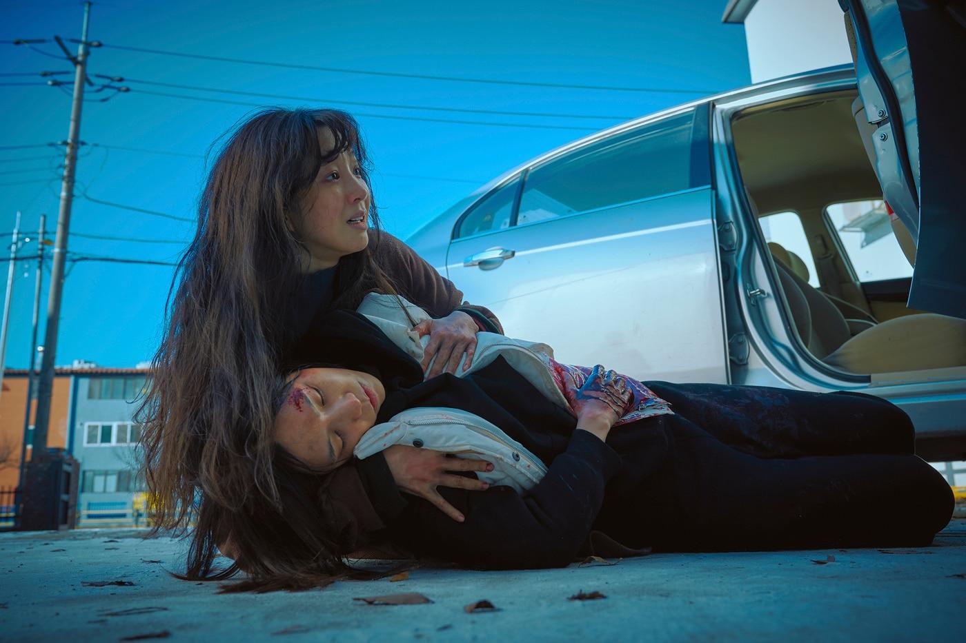 본문 이미지 - 하얀 차를 탄 여자 스틸