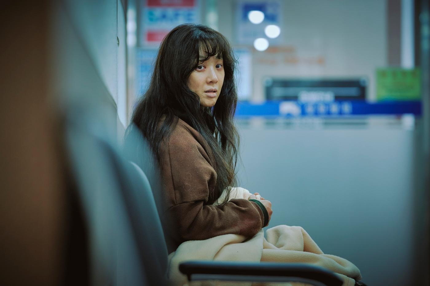 본문 이미지 - 하얀 차를 탄 여자 스틸