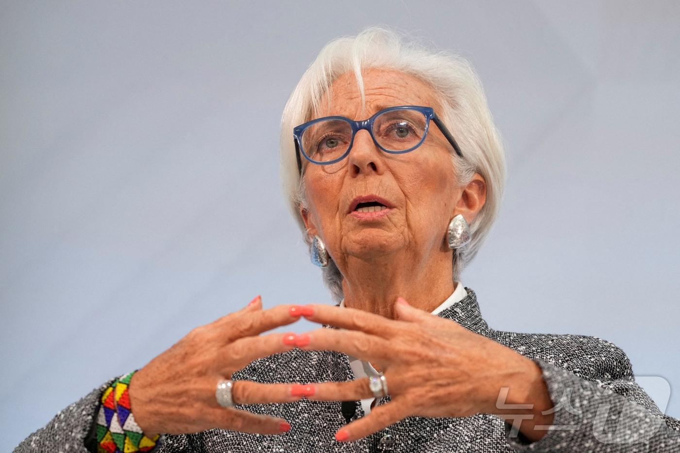 본문 이미지 - 크리스틴 라가르드 유럽중앙은행(ECB) 총재가 16일 워싱턴DC에서 열린 연례 국제통화기금(IMF)·세계은행(WB) 회의에 참석해 발언하고 있다. 2025.10.16 ⓒ 로이터=뉴스1