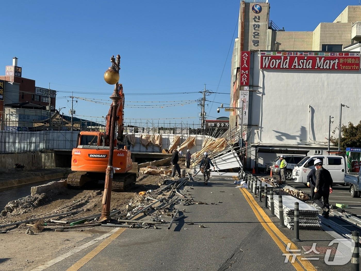 본문 이미지 -  충주 성서동 안전펜스 붕괴 현장./뉴스1