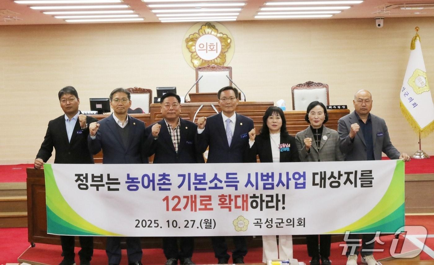 본문 이미지 - 27일 곡성군의회가  농림축산식품부의 농어촌 기본소득 시범사업의 확대 시행을 촉구하는 성명을 발표했다(곡성군의회 제공)