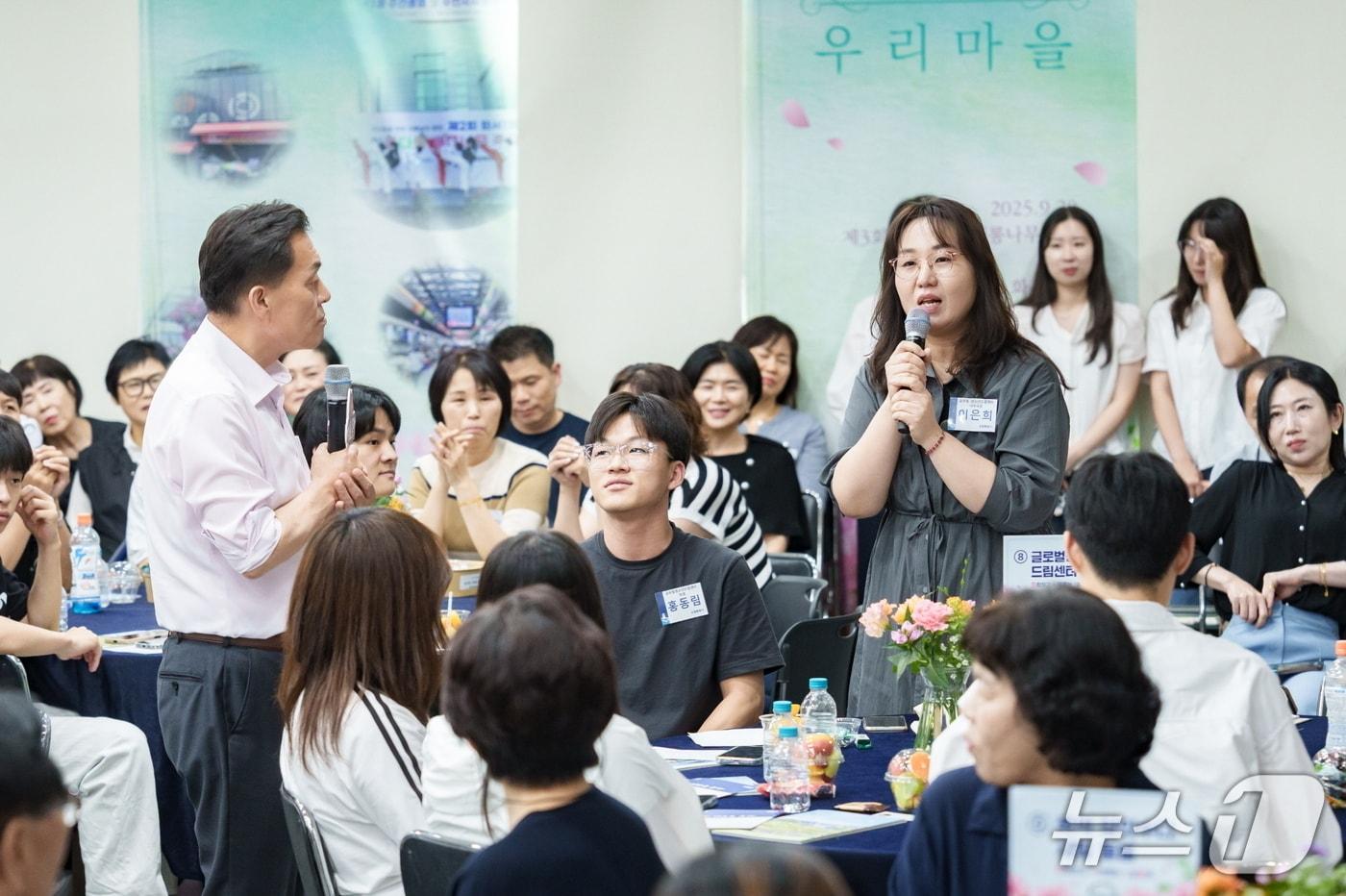 이재준 경기 수원특례시장이 화서1동 새빛만남에서 시민 목소리를 듣고 있다. &#40;수원특례시 제공. 재판매 및 DB 금지&#41; 2025.10.27/뉴스1 