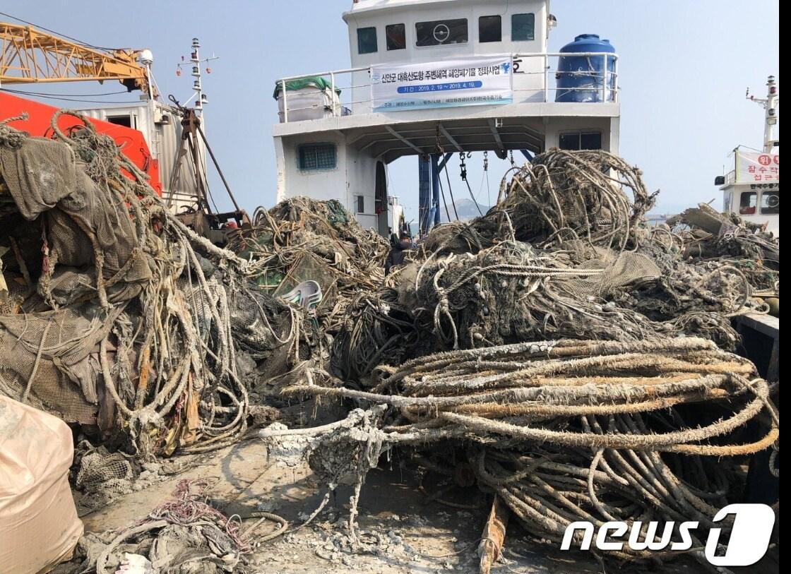 본문 이미지 - 해양쓰레기 수거작업ⓒ 뉴스1