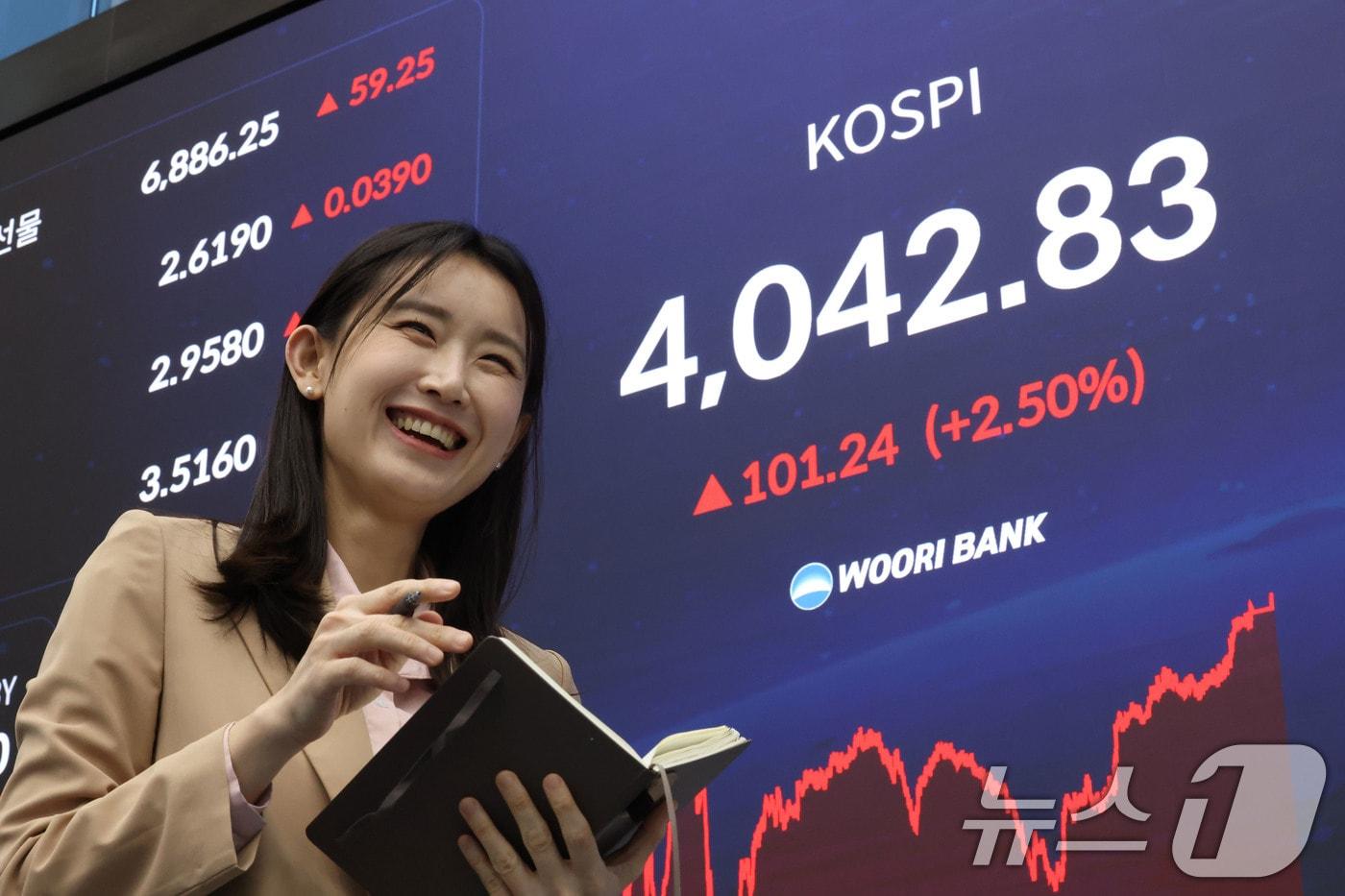 코스피 지수가 사상 첫 4000을 넘으며 종가 기준 최고치를 경신한 27일 오후 서울 중구 우리은행 본점 딜링룸 전광판에 종가가 표시되고 있다. 이날 코스피는 전 거래일 대비 101.24포인트&#40;2.50%&#41; 상승한 4042.83으로 장을 마쳤다. 2025.10.27/뉴스1 ⓒ News1 이광호 기자