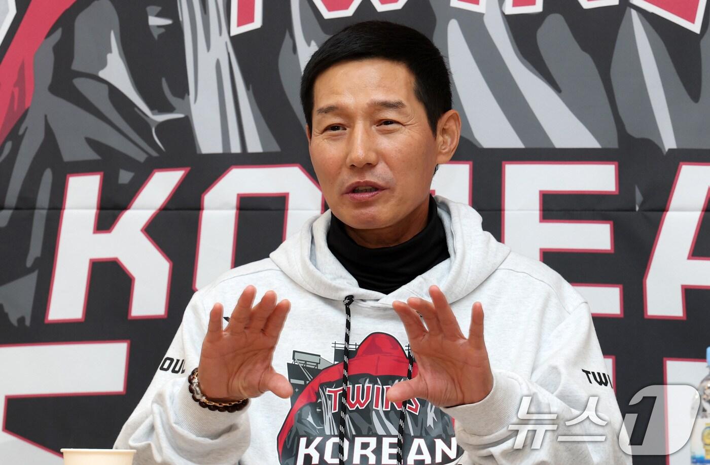 LG 염경엽 감독이 27일 서울 잠실야구장에서 열리는 프로야구 2025 신한 SOL뱅크 KBO 포스트시즌 한국시리즈 2차전 한화 이글스와 LG 트윈스의 경기에 앞서 취재진과 인터뷰를 하고 있다. 2025.10.27/뉴스1 ⓒ News1 김성진 기자