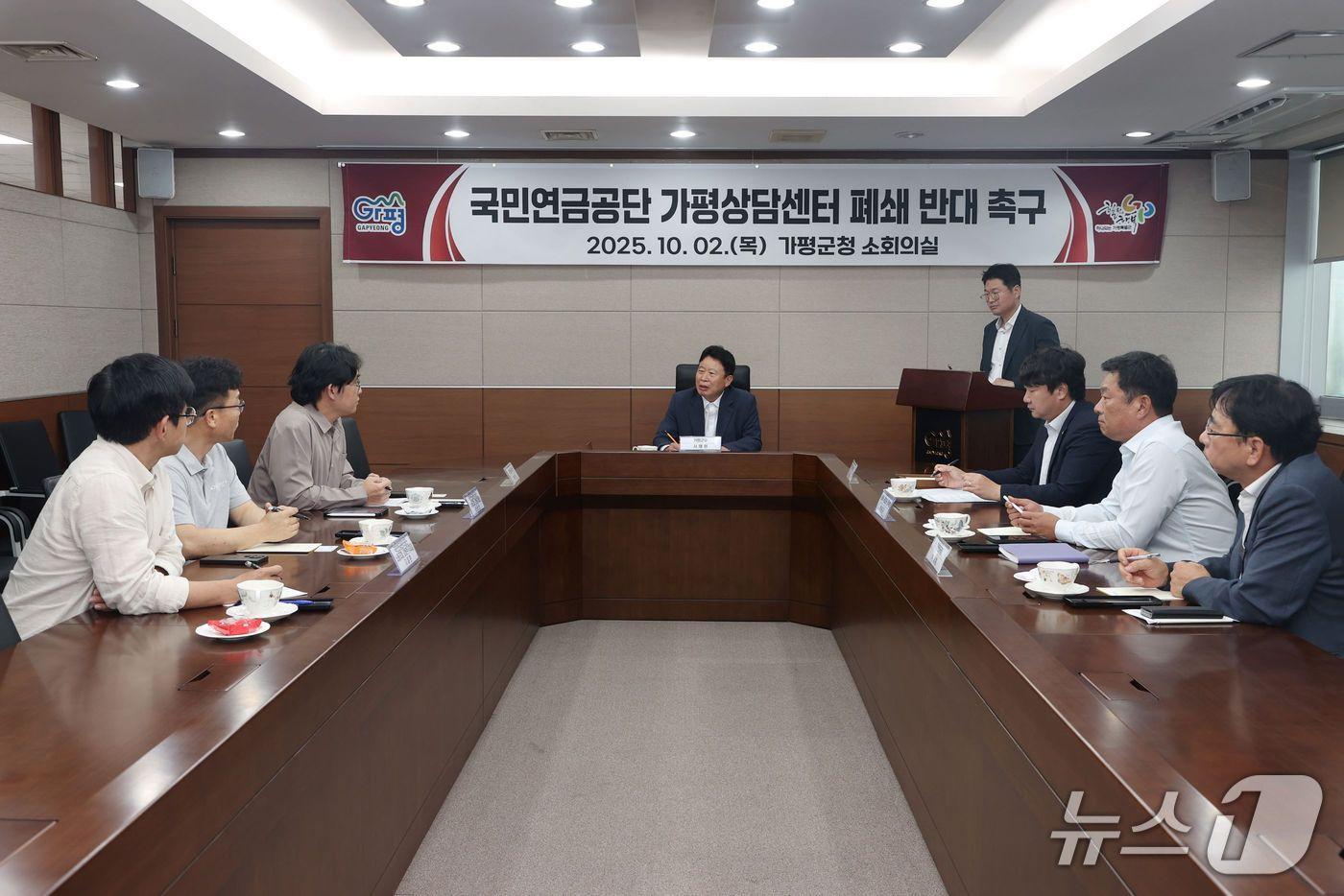 서태원 경기 가평군수가 지난 2일 국민연금공단 가평상담센터 폐쇄와 관련해 국민연금공단 관계자와 이야기를 나누고 있다.&#40;가평군 제공. 재판매 및 DB 금지&#41;/뉴스1