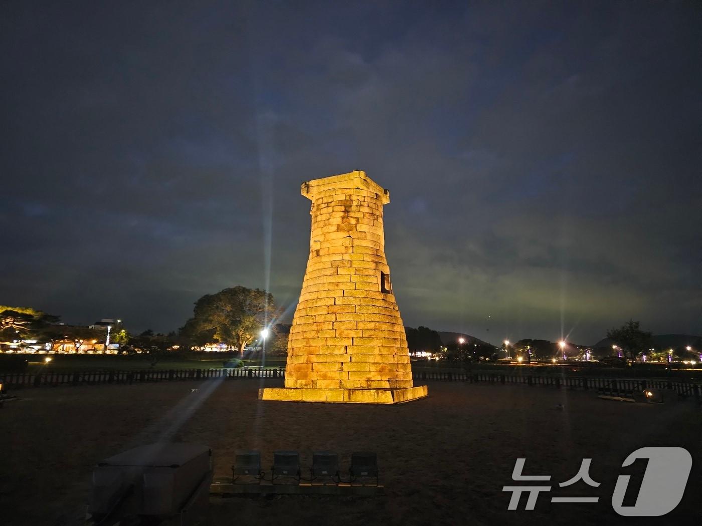 본문 이미지 - 26일 경주 APEC 정상회의 기간 문화유적 곳곳에 야간 조명이 밝혀져 있다.2025.10.26/뉴스1 ⓒ News1 신성훈 기자