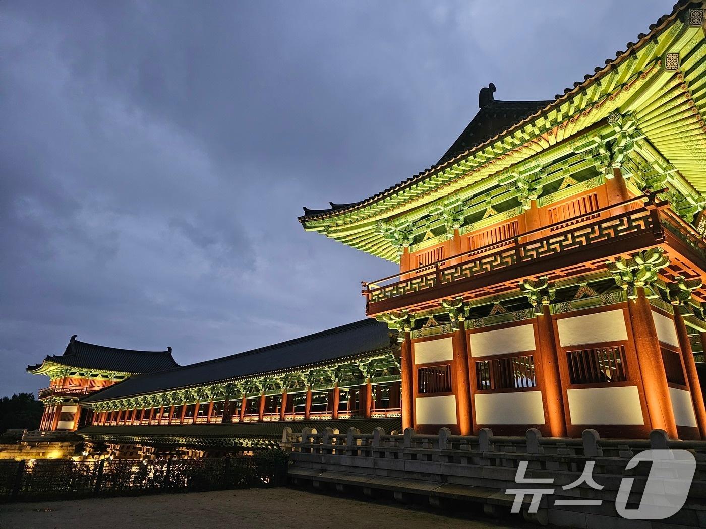 본문 이미지 - 지난 26일 경주 APEC 정상회의 기간 문화유적 곳곳에 야간 조명이 밝혀져 있다.2025.10.27/뉴스1 ⓒ News1 신성훈 기자