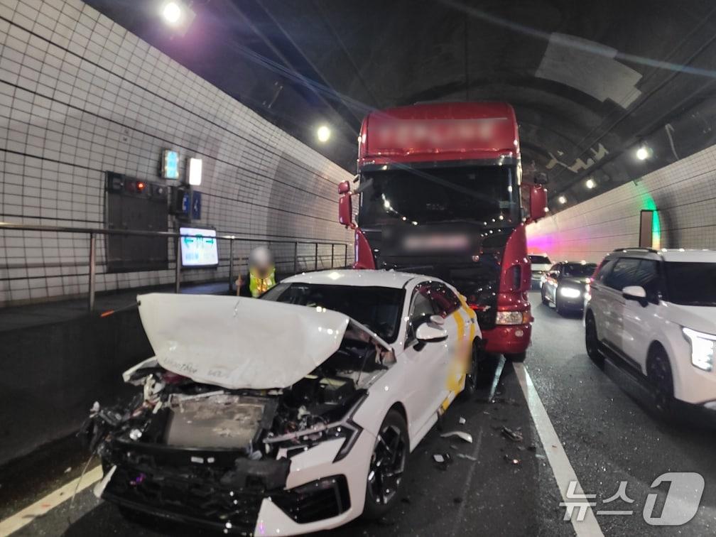 본문 이미지 - 27일 오전 부산 수정터널 교통사고 현장.(부산진경찰서 제공. 재판매 및 DB 금지)