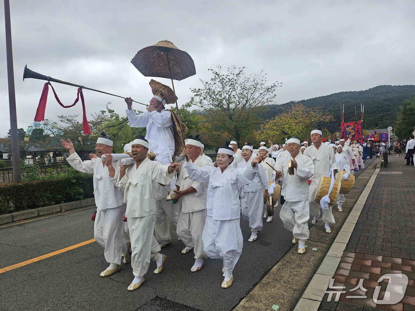 본문 이미지 - 26일 열린 일본 교토 코리아 페스티벌에 초청된 밀양 백중놀이 공연단이 교토 도심에서 백중놀이를 선보이고 있다.&#40;밀양시 제공. 재판매 및 DB금지&#41;
