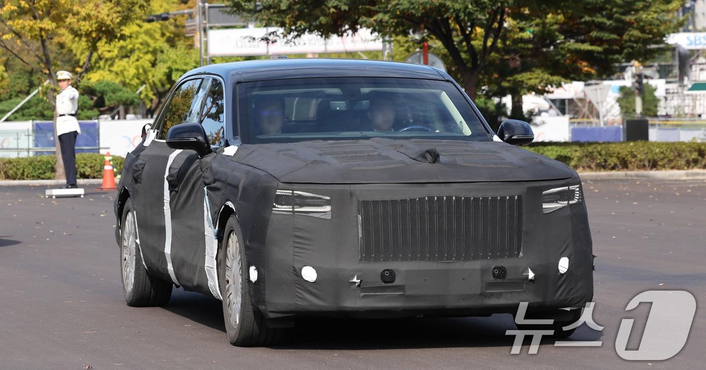 2025 경주 아시아태평양경제협력체&#40;APEC&#41; 정상회의 주간 시작 첫날인 27일 경북 경주 정상회의가 열릴 경주화백컨벤션센터에서 시진핑 중국 국가주석의 의전 차량으로 추정되는 차량이 위장막을 씌운 채 이동 동선 리허설을 진행하고 있다. 시 주석은 지난 2018년 아시아태평양경제협력체&#40;APEC&#41; 정상회의 참석차 파푸아뉴기니를 방문했을 때부터 훙치 N701 모델을 직접 공수해 타고 있다. 2025.10.27/뉴스1 ⓒ News1 박지혜 기자