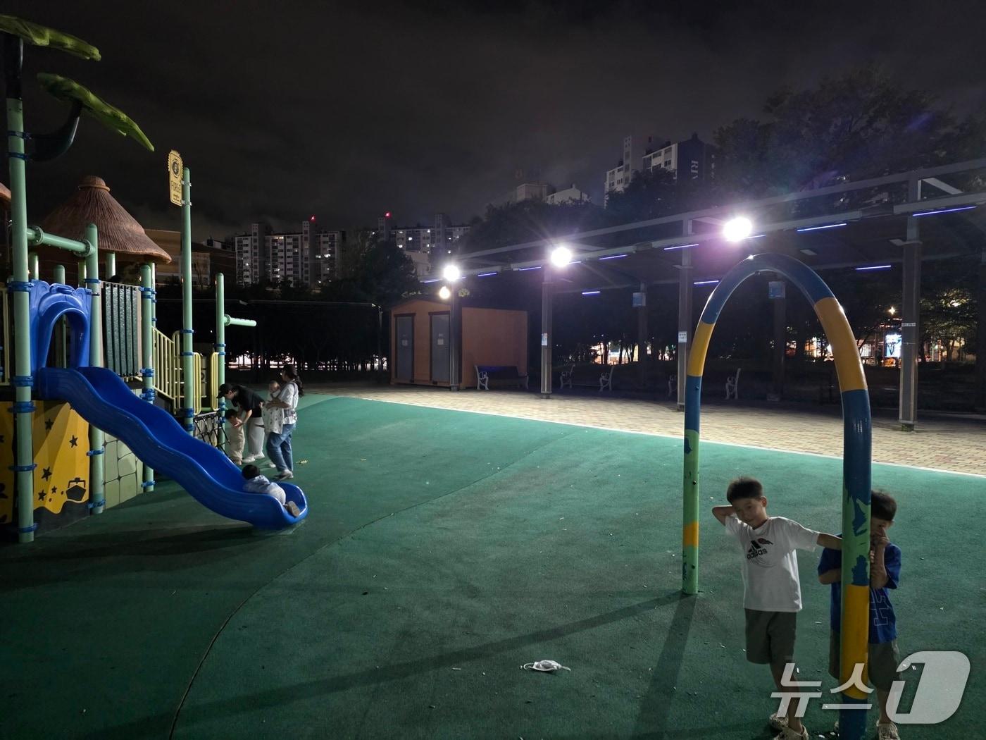 본문 이미지 - 울산 북구 명촌공원 놀이터에 '안심하길'이 조성돼 있다.(울산 북부경찰서 제공. 재판매 및 DB금지)/뉴스1