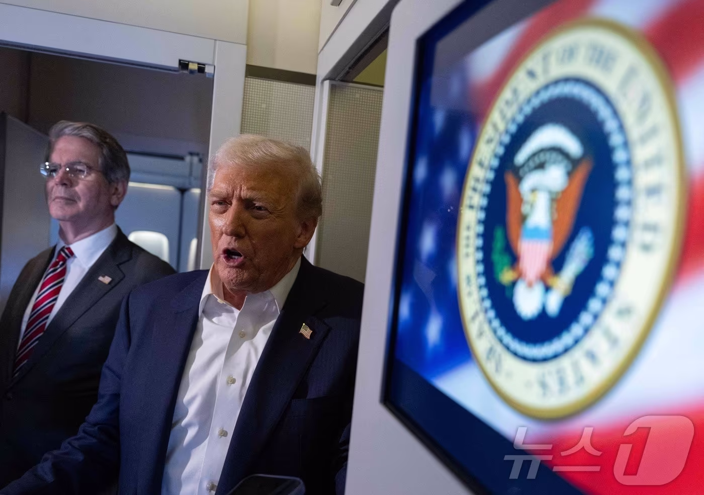 도널드 트럼프 미국 대통령과 스콧 베선트 미국 재무장관이 10월 27일 말레이시아 쿠알라룸푸르에서 일본 도쿄로 향하는 에어포스원&#40;대통령 전용기&#41;에서 기자들과 만나고 있다. 2025.10.27./뉴스1 ⓒ AFP=뉴스1 ⓒ News1 이창규 기자