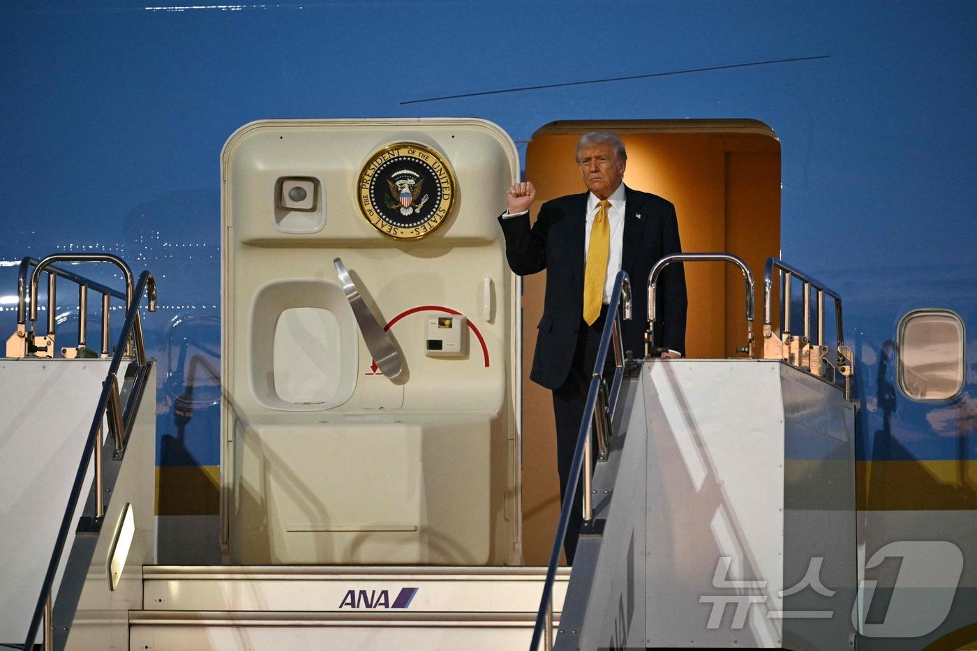 도널드 트럼프 미국 대통령이 에어포스원(대통령 전용기)에서 내리고 있다. 2025.10.27./뉴스1 ⓒ AFP=뉴스1 ⓒ News1 이창규 기자