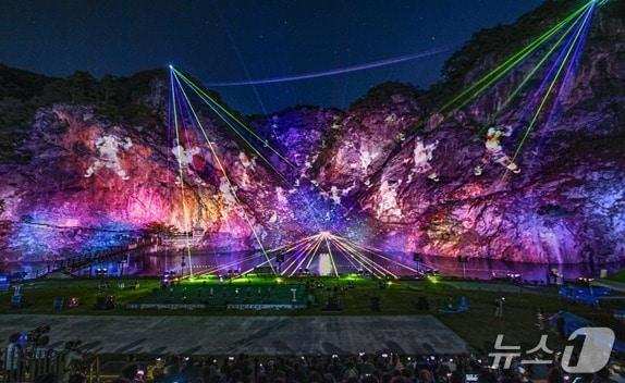 본문 이미지 - 강원 원주시 간현관광지의 나오라쇼 공연 자료 사진, &#40;원주시시설관리공단 제공. 재판매 및 DB금지&#41; 2025.10.27/뉴스1