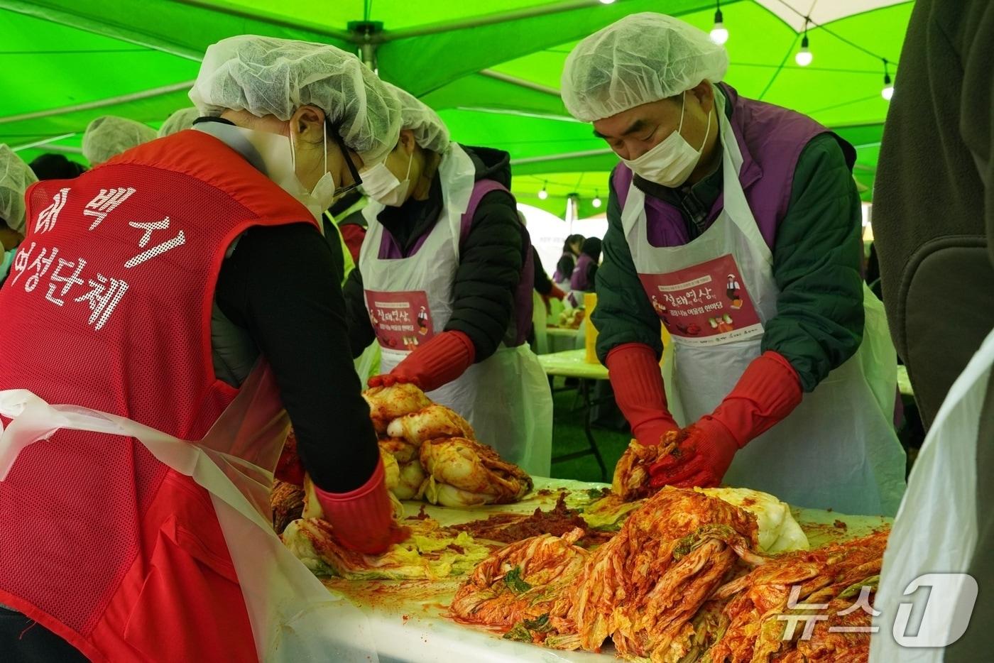 강원랜드가 지난 26일 자사의 하이원 마운틴콘도 잔디광장에서 &#39;정태영삼 김장나눔 어울림 한마당&#39; 행사를 연 가운데, 최철규 강원랜드 대표이사 직무대행을 비롯한 행사 참여자들이 행사 당일 김치를 만들고 있다. &#40;강원랜드 제공. 재판매 및 DB금지&#41; 2025.10.27/뉴스1