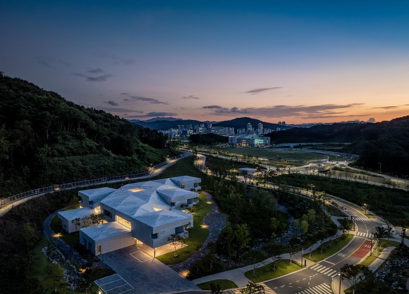 본문 이미지 - 세종특별자치시에 위치한 네이버의 자체 데이터센터 &#39;각 세종&#39; 전경 &#40;네이버 제공&#41;